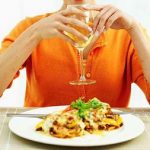 Beber durante as refeições faz mal?
